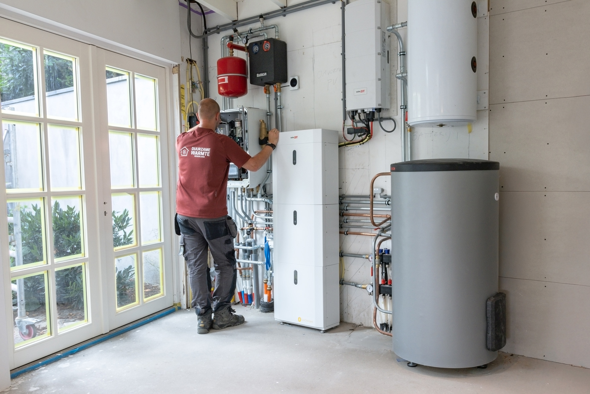 afbeelding Warmtepomp – zonnepanelen – accu – vloerverwarming